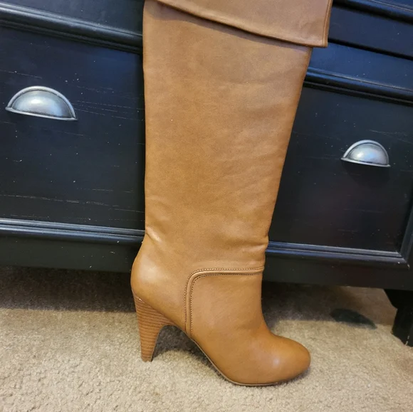 Colin Stuart Butterscotch knee-high heel faux leather boots. 9B - Picture 13 of 15